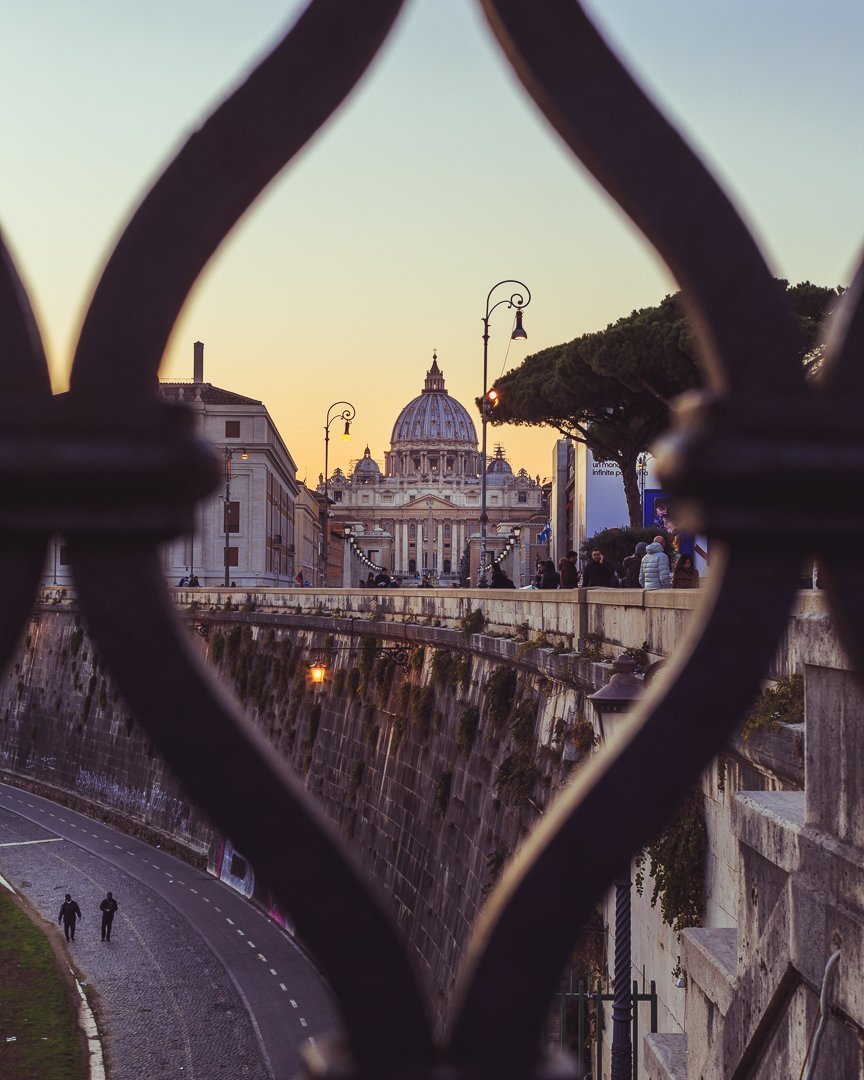 La cornice di ferro intorno a San Pietro