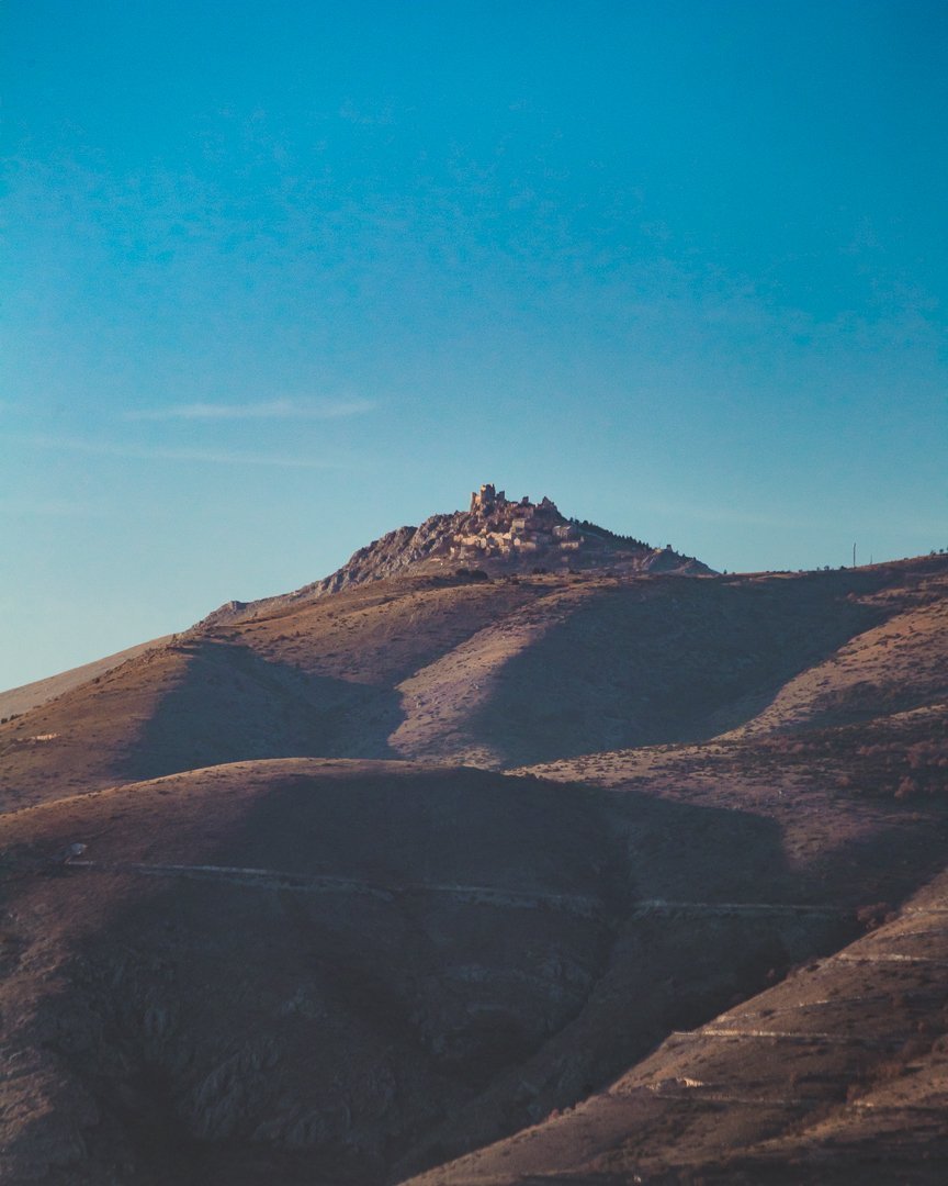 Rocca Calascio dalla valle del fiume Tirino